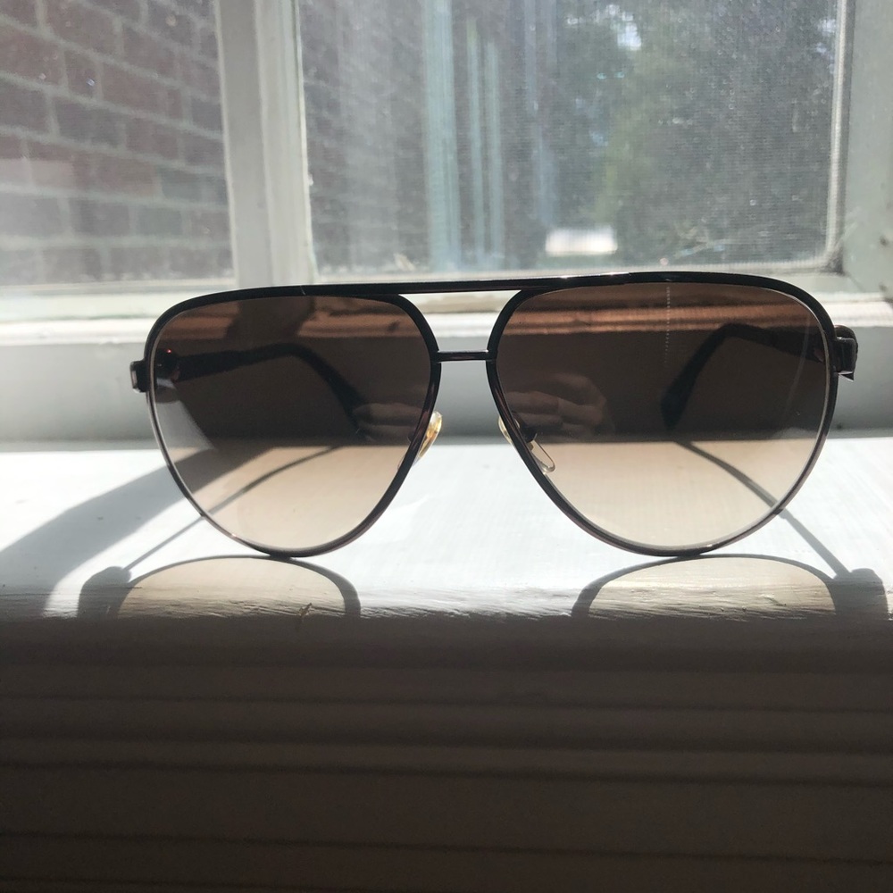 Alexander McQueen polarizes aviators